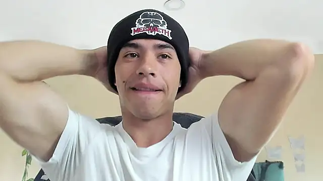 Snapshot of Muscle_Scott chatting on October 6, 12:17 pm Muscle Scott online show from October 6, 12:17 pm