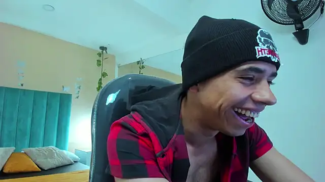 Snapshot of Muscle_Scott chatting on December 1, 12:39 pm Muscle Scott online show from December 1, 12:39 pm