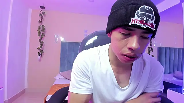 Snapshot of Muscle_Scott chatting on December 2, 12:40 pm Muscle Scott online show from December 2, 12:40 pm