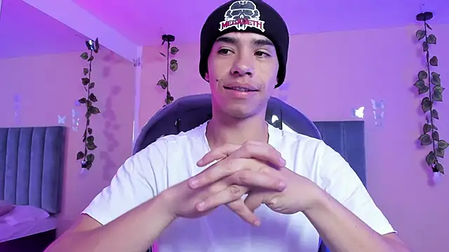 Snapshot of Muscle_Scott chatting on November 18, 1:03 pm Muscle Scott online show from November 18, 1:03 pm