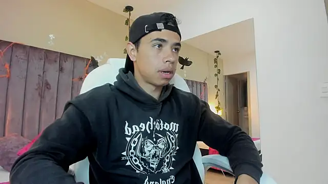 Snapshot of Muscle_Scott chatting on October 7, 12:17 pm Muscle Scott online show from October 7, 12:17 pm