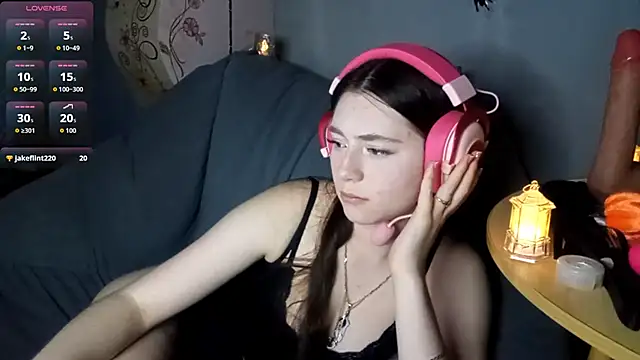 Snapshot of Sophiecuttie chatting on November 1, 3:28 pm Sophiecuttie online show from November 1, 3:28 pm