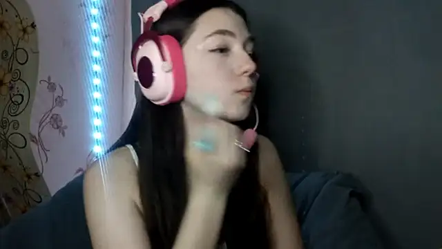 Snapshot of Sophiecuttie chatting on October 30, 3:09 pm Sophiecuttie online show from October 30, 3:09 pm