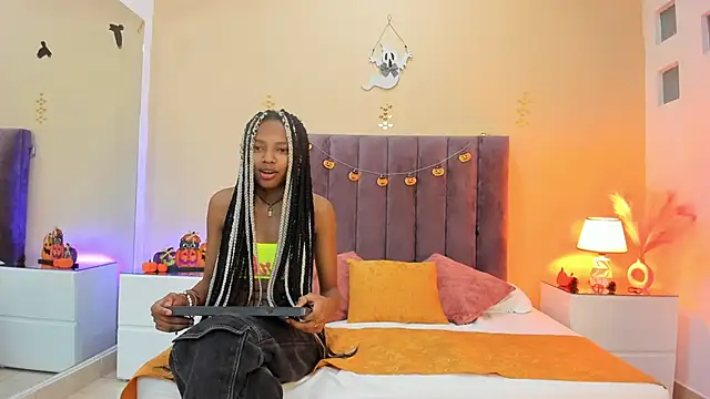 Snapshot of Kiaraa_y_Her_Crazy chatting on October 8, 4:25 am Kiaraa y Her Crazy online show from October 8, 4:25 am