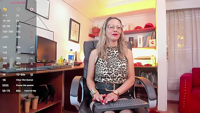 Snapshot of GretaVoss_ chatting on June 9, 8:10 pm GretaVoss online show from June 9, 8:10 pm