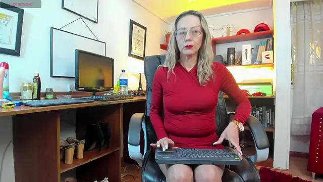 Snapshot of GretaVoss_ chatting on June 16, 8:42 pm GretaVoss online show from June 16, 8:42 pm