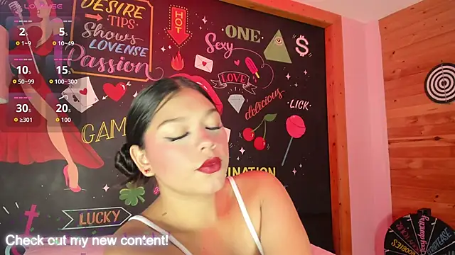 HatsaJones online show from December 5, 4:44 am