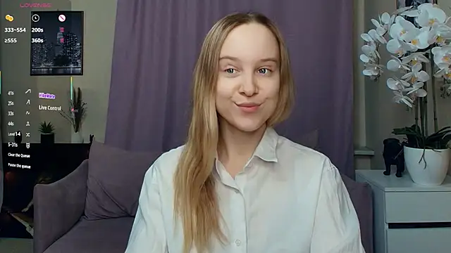 Snapshot of SoonMoor chatting on March 3, 6:48 pm SoonMoor online show from March 3, 6:48 pm