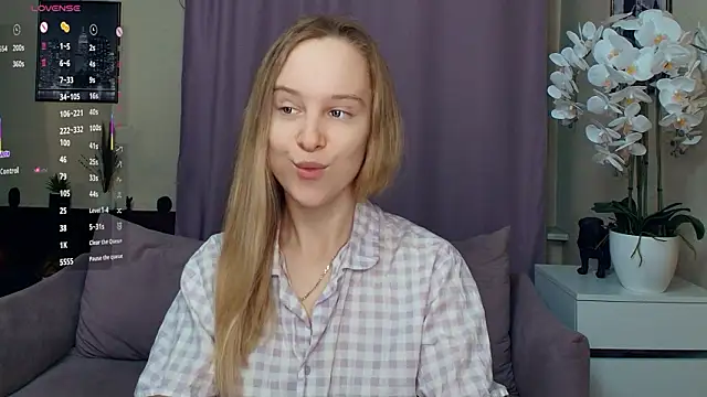 Snapshot of SoonMoor chatting on March 1, 6:52 pm SoonMoor online show from March 1, 6:52 pm