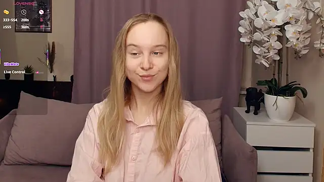 Snapshot of SoonMoor chatting on February 8, 7:00 pm SoonMoor online show from February 8, 7:00 pm