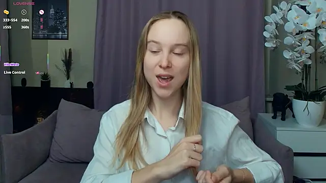 Snapshot of SoonMoor chatting on February 20, 9:17 pm SoonMoor online show from February 20, 9:17 pm