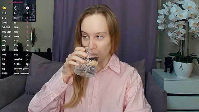 Snapshot of SoonMoor chatting on February 28, 6:40 pm SoonMoor online show from February 28, 6:40 pm