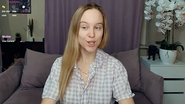 Snapshot of SoonMoor chatting on February 16, 7:12 pm SoonMoor online show from February 16, 7:12 pm