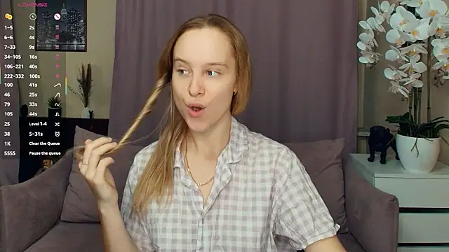 Snapshot of SoonMoor chatting on February 12, 7:02 pm SoonMoor online show from February 12, 7:02 pm