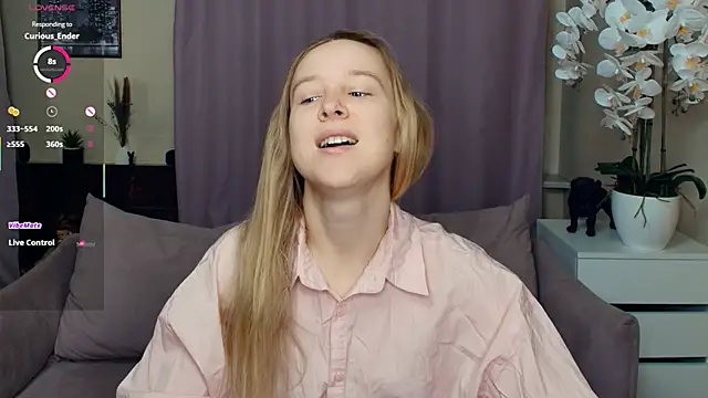 Snapshot of SoonMoor chatting on February 15, 7:02 pm SoonMoor online show from February 15, 7:02 pm