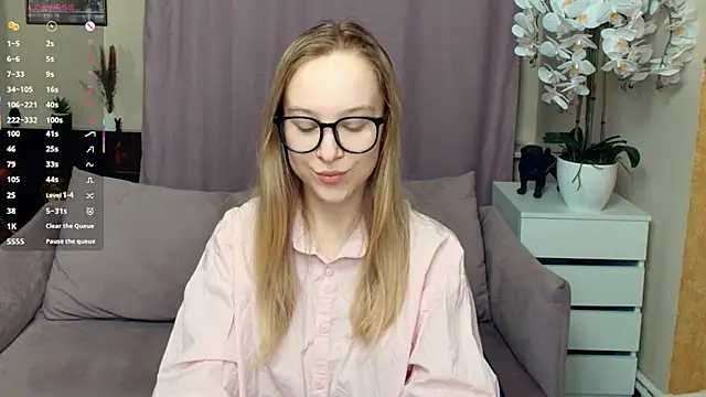 Snapshot of SoonMoor chatting on February 1, 6:50 pm SoonMoor online show from February 1, 6:50 pm