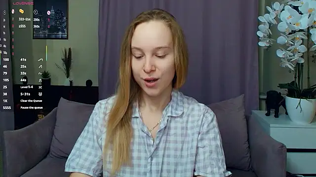 Snapshot of SoonMoor chatting on February 21, 6:43 pm SoonMoor online show from February 21, 6:43 pm