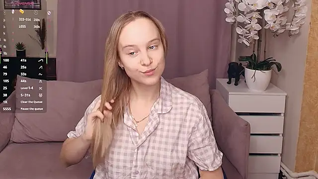 Snapshot of SoonMoor chatting on February 6, 7:32 pm SoonMoor online show from February 6, 7:32 pm