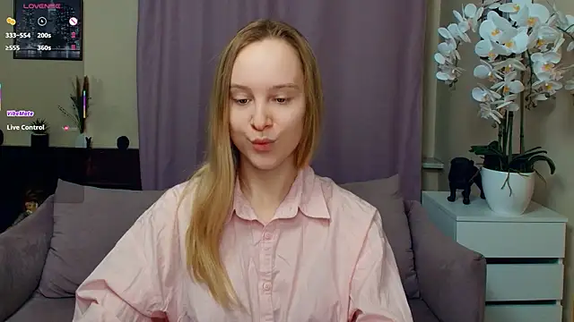 Snapshot of SoonMoor chatting on February 22, 7:48 pm SoonMoor online show from February 22, 7:48 pm