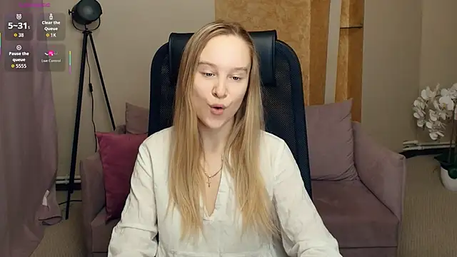 SoonMoor online show from December 18, 6:56 pm