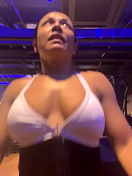 Snapshot of TiffanyyLam chatting on October 24, 10:14 am TiffanyyLam online show from October 24, 10:14 am