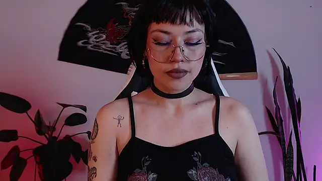 Ellyuwuw online show from February 13, 11:38 pm