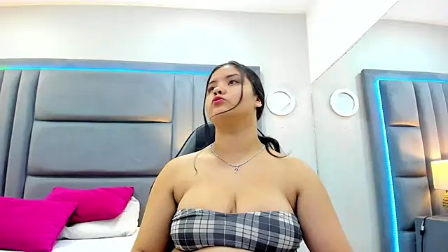 Snapshot of NahiaMonet chatting on November 19, 11:43 am NahiaMonet online show from November 19, 11:43 am