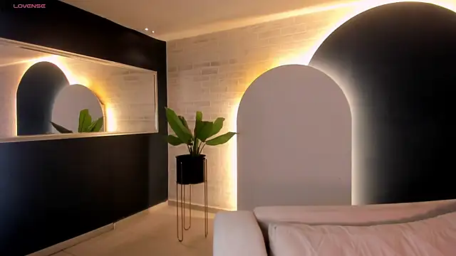 LucyWeiss  online show from October 17, 8:10 pm