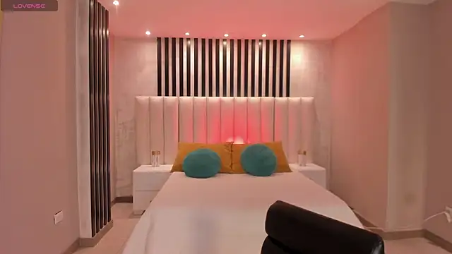 LucyWeiss  online show from November 14, 8:12 pm