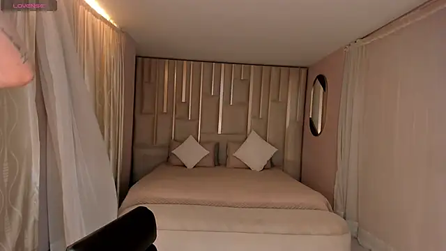 LucyWeiss  online show from October 7, 7:26 pm