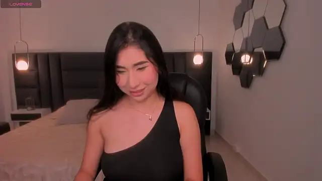 Snapshot of MayaMoretti_ chatting on November 17, 5:11 am MayaMoretti online show from November 17, 5:11 am