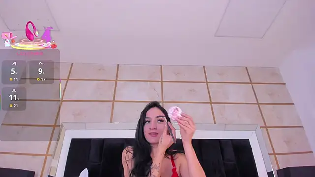 Snapshot of RoxyLior chatting on December 15, 2:50 am RoxyLior online show from December 15, 2:50 am