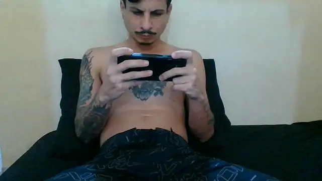 Snapshot of Skate012 chatting on July 15, 11:01 pm Skate012 online show from July 15, 11:01 pm