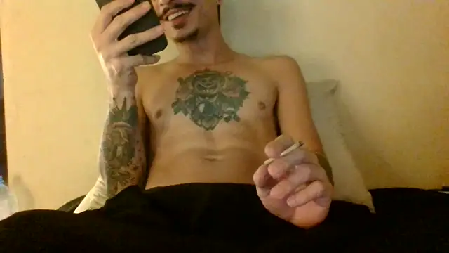 Snapshot of Skate012 chatting on June 28, 8:26 pm Skate012 online show from June 28, 8:26 pm