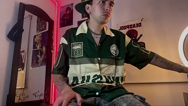 Snapshot of liamty_luxor chatting on October 9, 11:27 pm liamty luxor online show from October 9, 11:27 pm