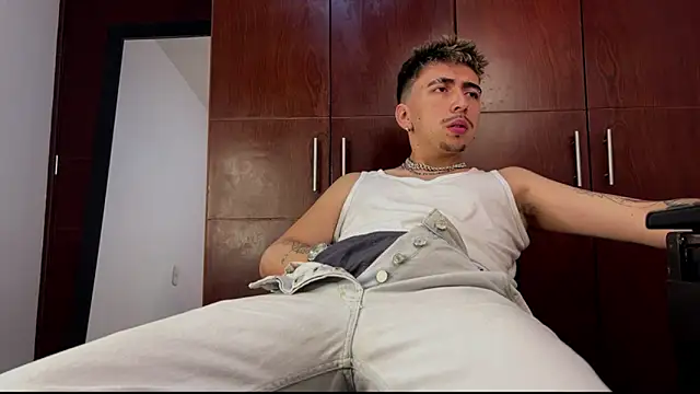 Snapshot of liamty_luxor chatting on October 20, 1:18 am liamty luxor online show from October 20, 1:18 am