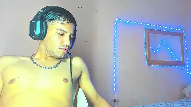 Snapshot of mister_stri chatting on April 10, 7:43 pm mister stri online show from April 10, 7:43 pm