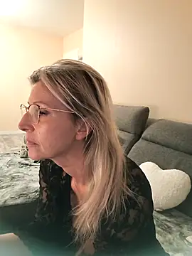 laura1076 online show from October 18, 7:16 pm