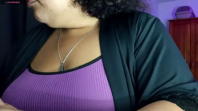 Snapshot of xlatinastar chatting on June 1, 10:53 pm xlatinastar online show from June 1, 10:53 pm
