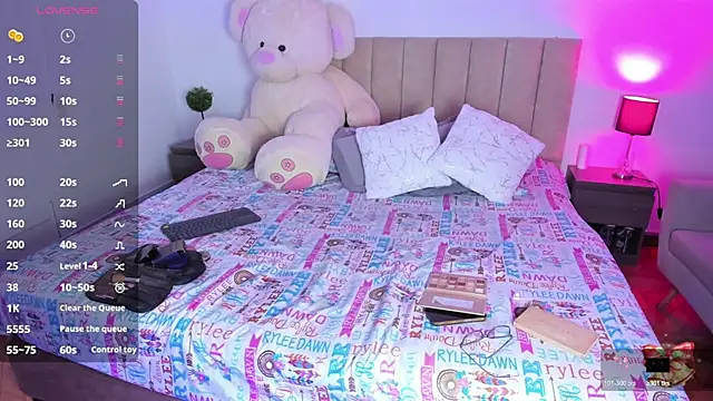 Hill Brownie online show from December 3, 12:59 pm