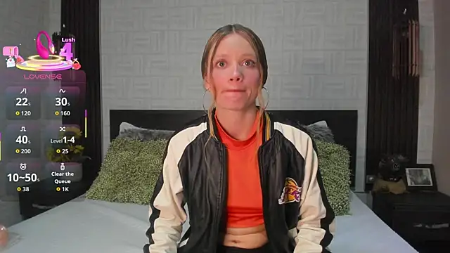 Snapshot of Brianna_Bondd chatting on October 14, 3:01 pm Brianna Bondd online show from October 14, 3:01 pm