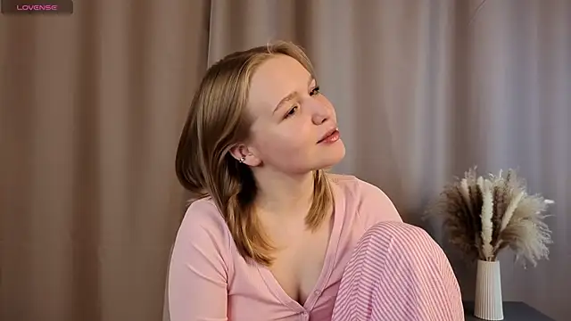 VinnieSerrano online show from October 18, 2:08 pm