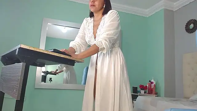 salome aguilar online show from September 17, 1:13 pm