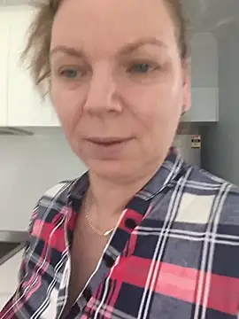 aussiepeaches online show from April 6, 1:23 am