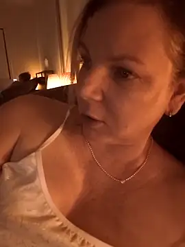 aussiepeaches online show from April 15, 2:21 pm