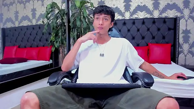 Lean Portman online show from April 22, 2:57 pm