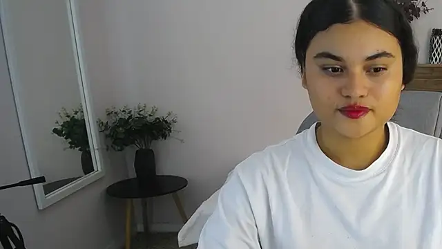 Snapshot of Miabloomm_ chatting on October 23, 3:27 am Miabloomm online show from October 23, 3:27 am
