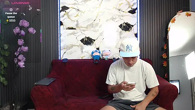 Snapshot of SpicyBoys_X chatting on February 22, 8:43 pm SpicyBoys X online show from February 22, 8:43 pm