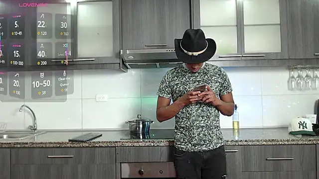 Snapshot of SpicyBoys_X chatting on February 18, 11:12 pm SpicyBoys X online show from February 18, 11:12 pm