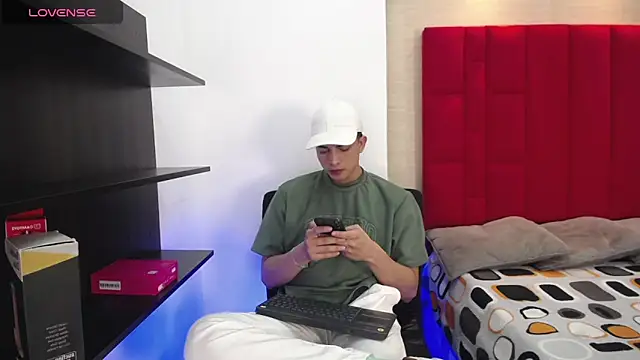 Snapshot of Cady_Hot chatting on October 27, 8:43 pm Cady Hot online show from October 27, 8:43 pm